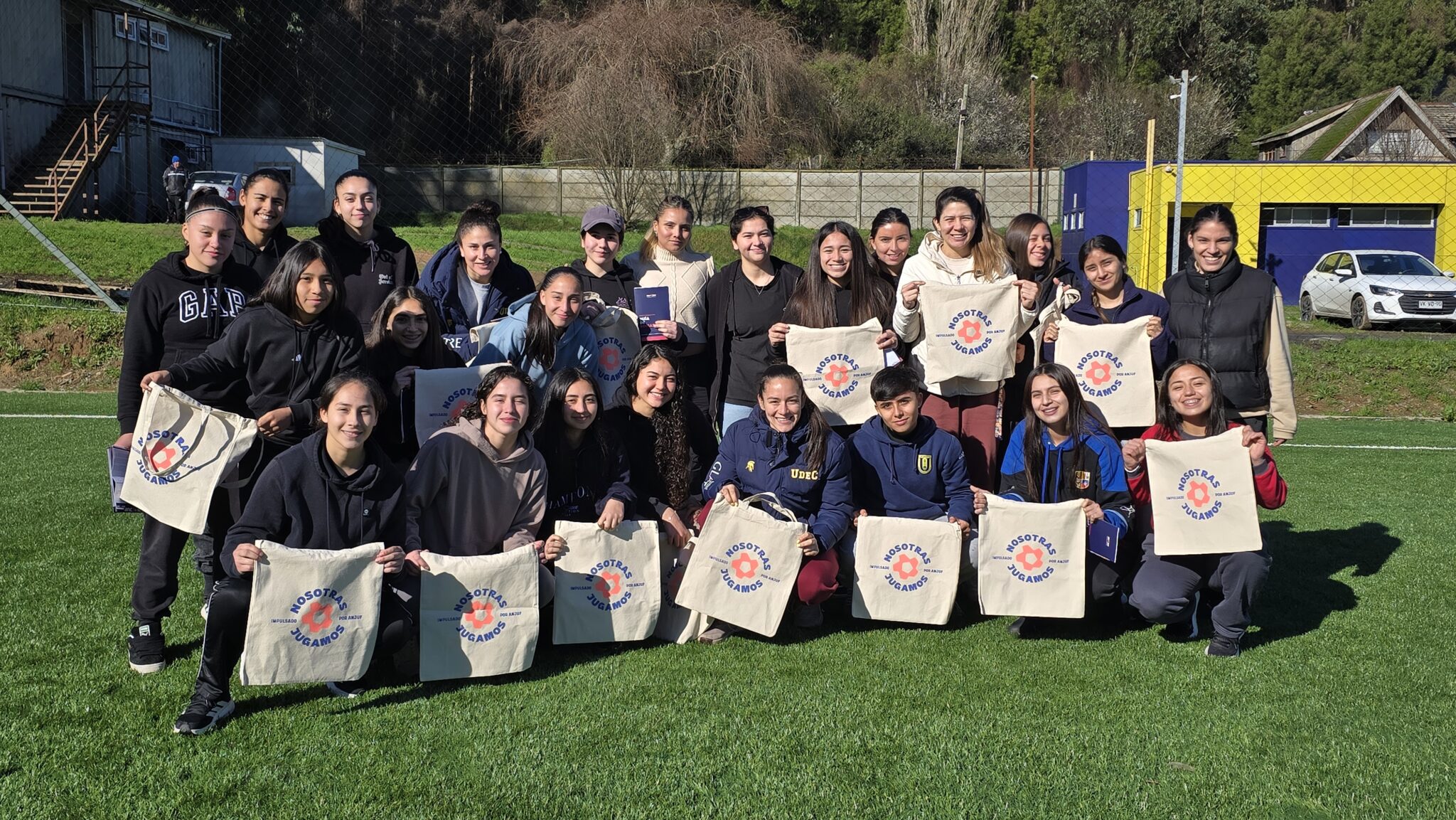 Jugadoras profesionales y juveniles de UdeC participaron en encuentro con ANJUF